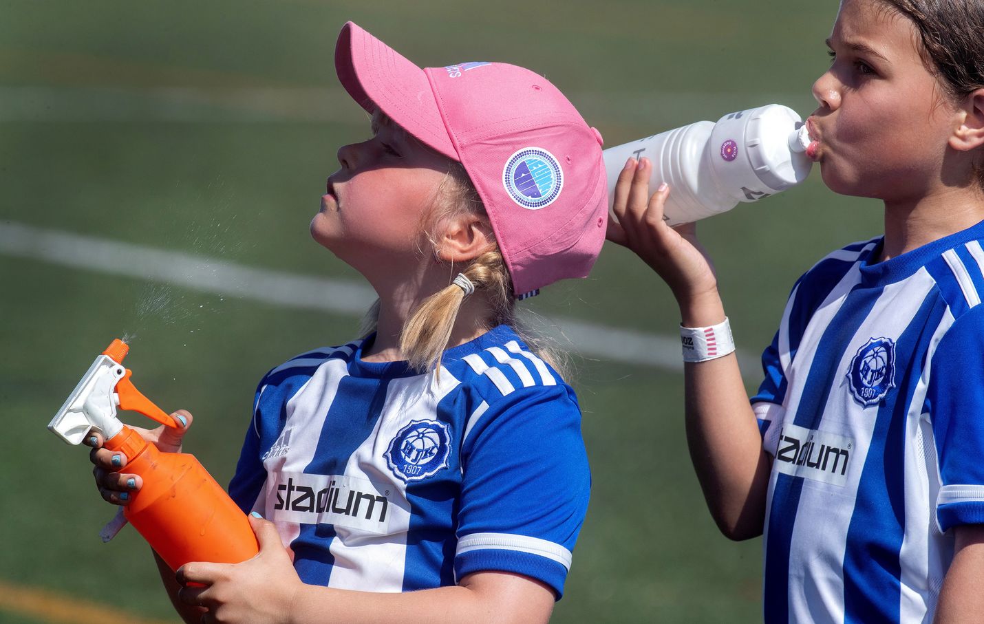 Kuumuus koetteli myös jalkapallon Helsinki Cupissa pelanneita lapsia. Vakavinta vaaraa pitkään jatkuva helle-aalto aiheuttaa kuitenkin ikäihmisille.