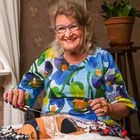 Jo 45 vuotta pitsinnypläystä harrastanut Heli Laine nypläsi Kirstin talossa itse suunnittelemaansa Lumikukka-pitsiä.