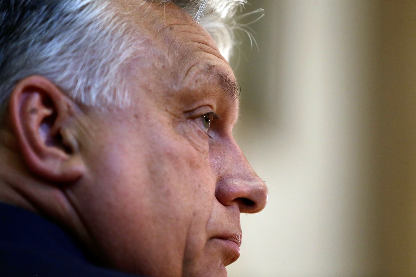 Unkarin pitkäaikainen pääministeri Viktor Orbán sai vuosia sitten liikanimekseen EU-areenoilla diktaattori. Nyt hän haluaa järjestää kansanäänestyksen lakikokonaisuudesta, joka kieltää esittämästä homoseksuaalisuuden ilmentymiä lapsille. EU uhkaa viedä Unkarilta tukia oikeusvaltion rapauttamisen takia.