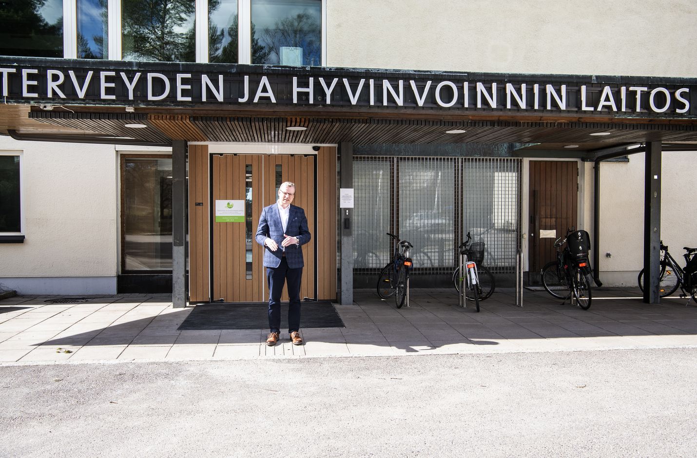 Markku Tervahaudan johtama THL on asiantuntijoineen ollut olennainen osa hyvin sujunutta koronaviruksen torjuntaa. Vielä ei ole kuitenkaan aika julistaa epidemiaa päättyneeksi Suomessa koronan yleisvaarallisuusaseman poistolla.