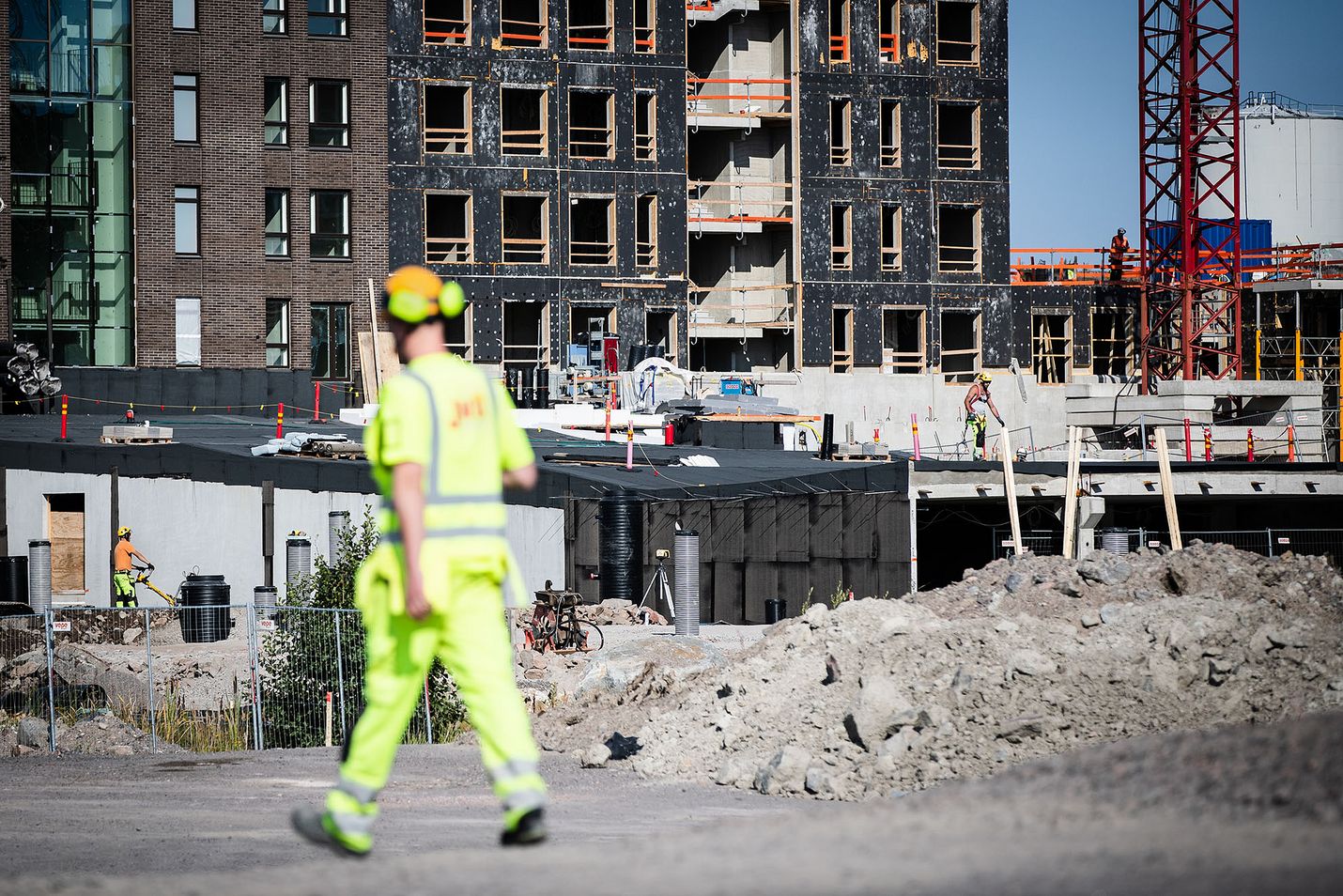 Ammatillinen pohjakoulutus on yleinen monilla ammattikorkeakoulujen teknisillä aloilla kuten rakentamisessa. Insinöörin amk-tutkinnolla voi jatkaa ylempään korkeakoulututkintoon, kun on ollut välillä vähintään kaksi vuotta töissä.