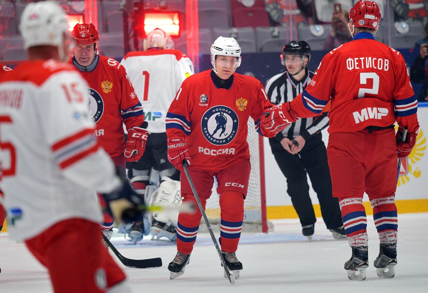 Vladimir Putin oli ylivoimaisesti suurin maalitykki, kun hän pelasi toukokuussa Sotshissa jääkiekkoa joukkuetovereinaan muiden muassa tähtipelaajat Vjatsheslav Fetisov ja Pavel Bure. Myös vaaleissa Putinin joukkue voittaa aina.