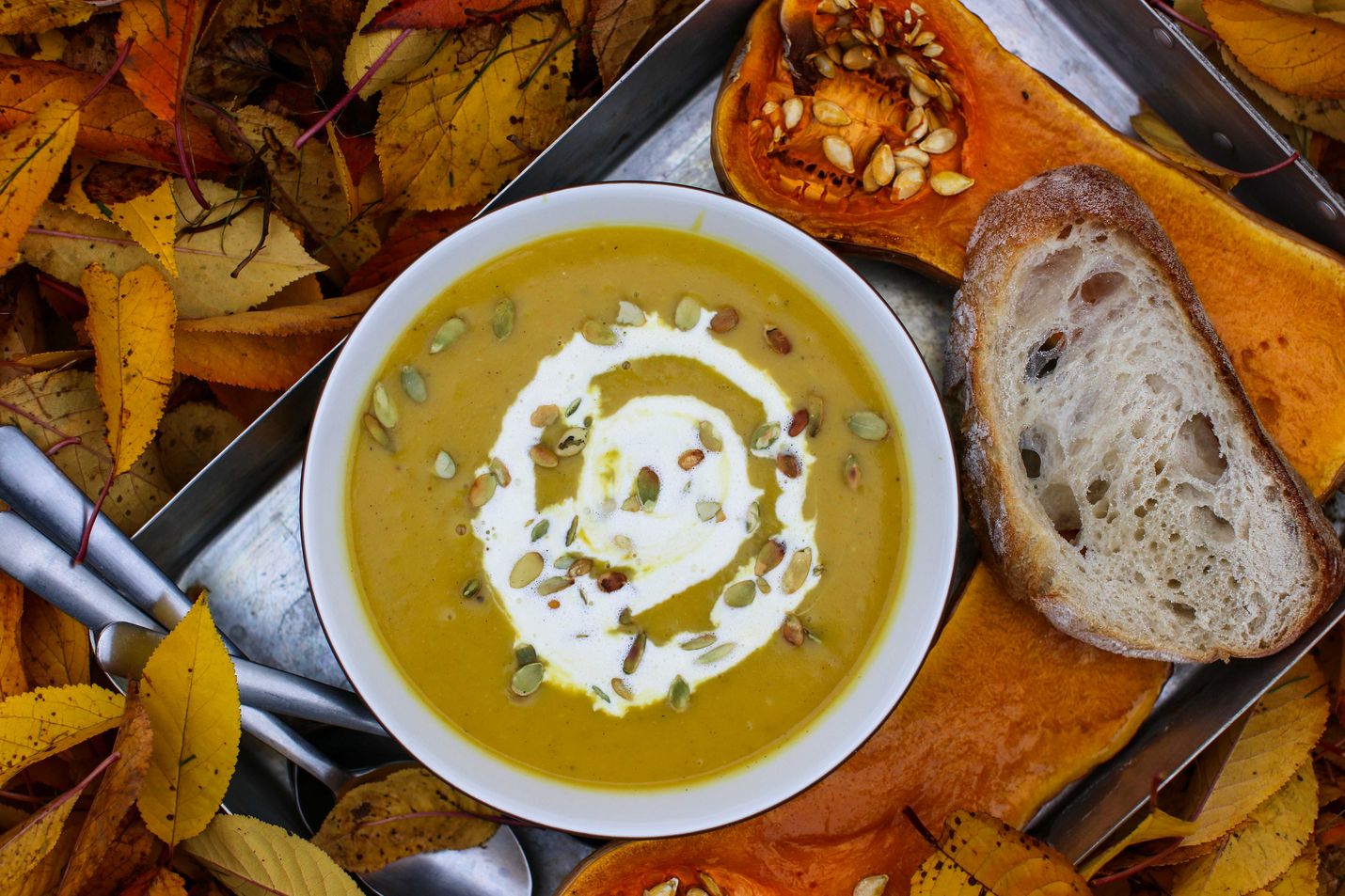 Kaikki kurpitsat toimivat mainiosti sosekeitoissa. Myskikurpitsakeitto saa luonnetta tällä kertaa curryjauheesta ja kookosmaidosta.