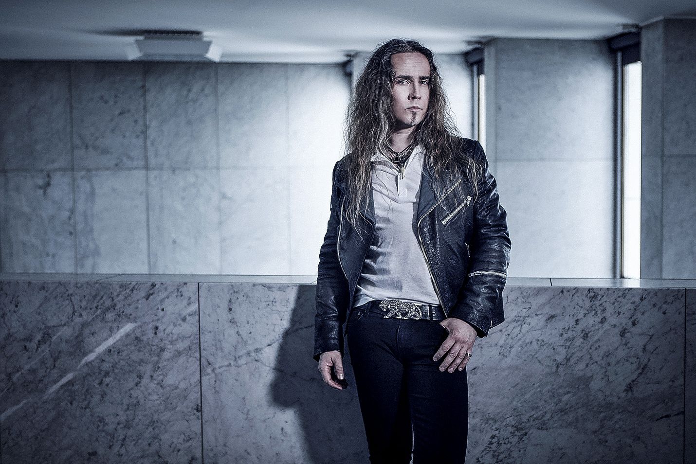 ”Olen ponnistanut hevimusiikista, mutta tehnyt kaikkia musatyylejä. Yleisöä on kertynyt sen mukaan. Nyt se painottuu keski-ikäisiin ladyihin, mutta kyllä konserteissa käy myös niitä hevidiggareita”, lauantaina Raumalla esiintyvä Jarkko Ahola sanoo.