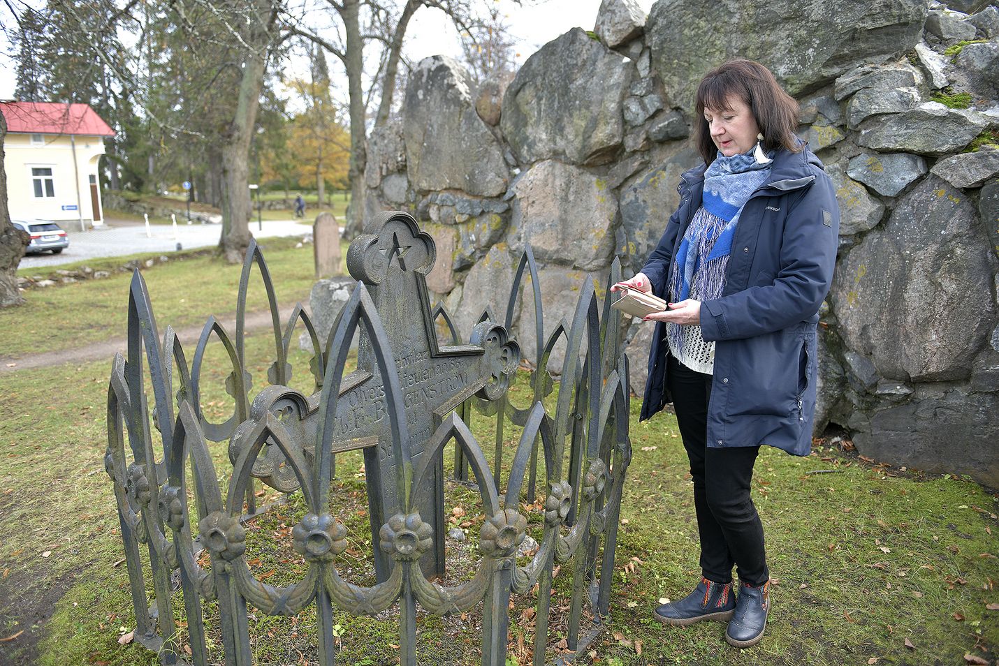 Marina Virtanen on jatkanut tutkimustyötään raumalaisilla hautausmailla, ja siirtynyt vanhalta hautausmaalta Rauniopuiston kirkkomaalle. Siitä on nyt ilmestynyt samanlainen citynomadi-sovellus kuin edellisestä. Ristikon sisällä lepää everstiluutnantin rouva Ebba Fredrika Borgenström.