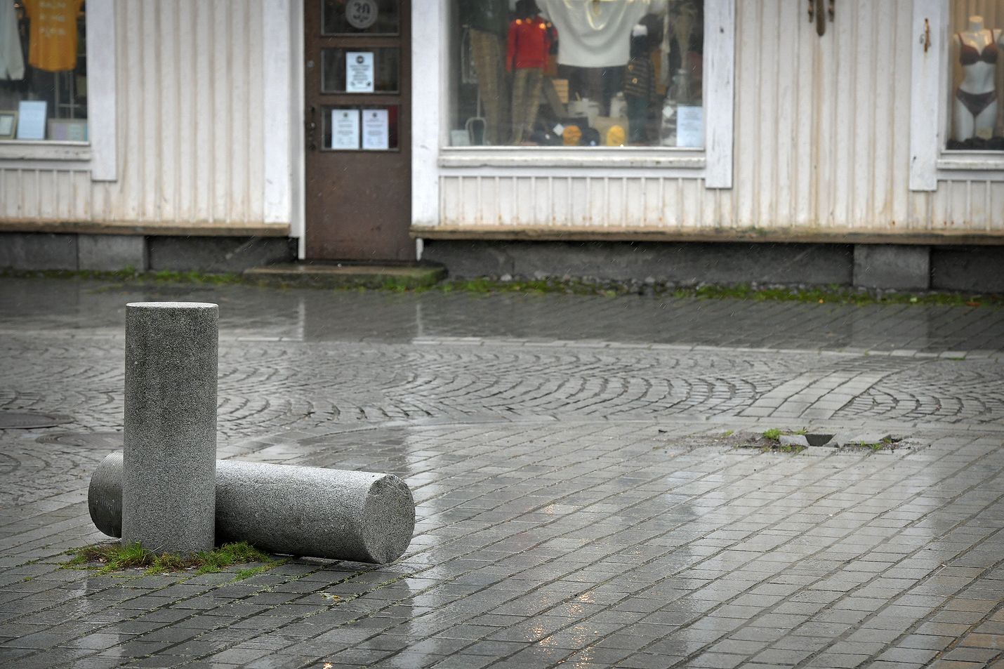 Surullisenkuuluisa tolppa oli törmäyksen jälkeen hakeutunut lajitoverinsa viereen. Kuva on viikonlopulta – nyt tolppa on jälleen pystyssä omalla paikallaan.
