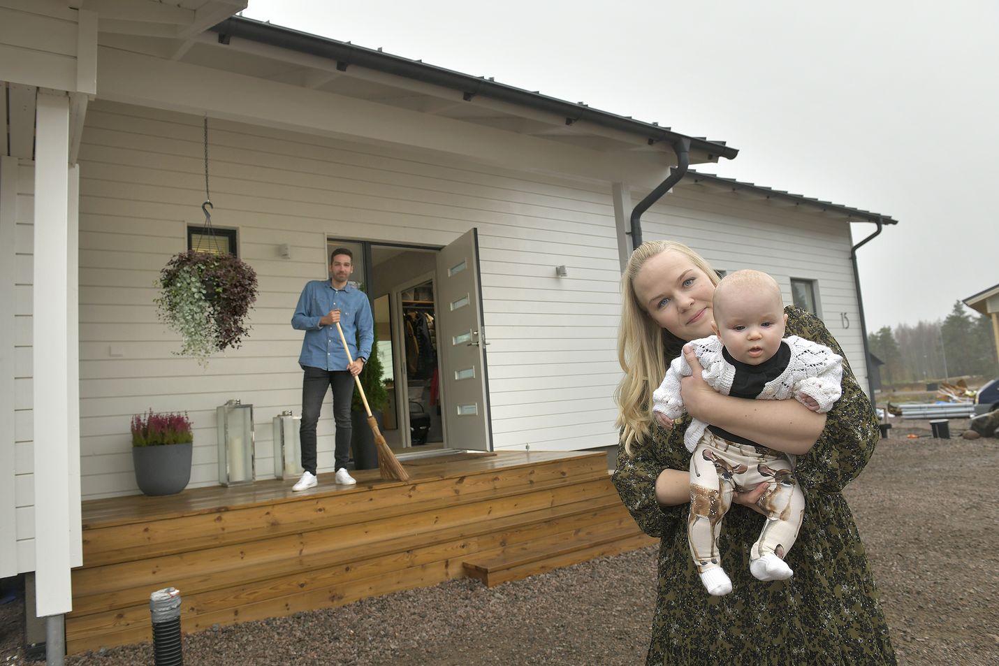 Tomas Niemi ja Pauliina Valtonen ovat iloisia siitä, että pikkuiselle Vilmalle riittää tulevaisuudessa paljon leikkikavereita uudella asuinalueella. Vanha-Lahteen kaivattaisiinkin pikaisesti leikkipuistoa.