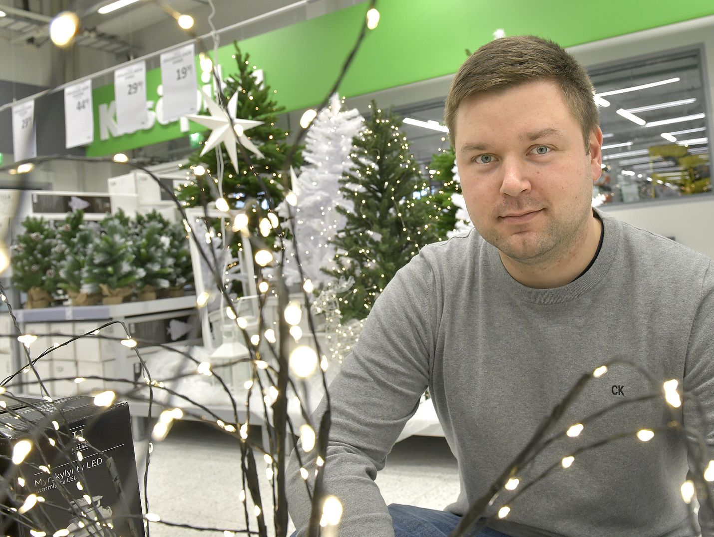 Rauman nuorkauppakamarin projektipäällikkö Juho Hermikoski asettui kuvaa varten jouluisiin tunnelmiin Rauman Prismassa, jonka aulassa järjestetään tänäkin vuonna joululahjakeräys vähävaraisten perheiden lapsille. Nyt sen nimi vain on Jouluilo-keräys.