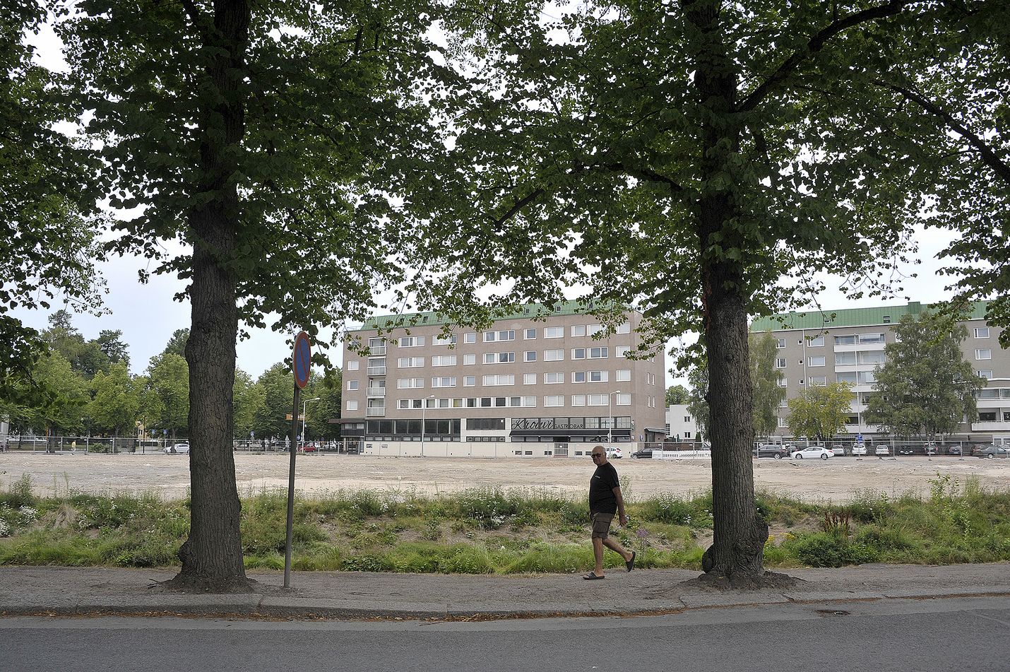 Kirjoittaja huomauttaa, että kauppakeskuksella on voimassa oleva rakennuslupa. Keskus voidaan rakentaa heti, kun hanke vaikuttaa taloudellisesti kannattavalta.
