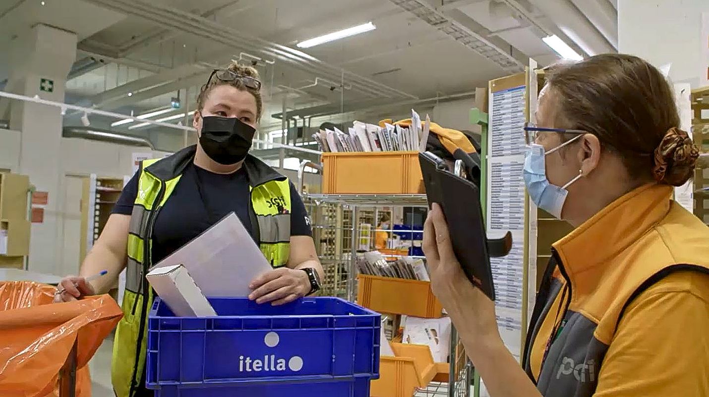 Emmi Ahon ura Postilla alkoi Raumalta TET-harjoittelun kautta. Tällä hetkellä Aho työskentelee työnjohtotehtävissä Vantaalla.