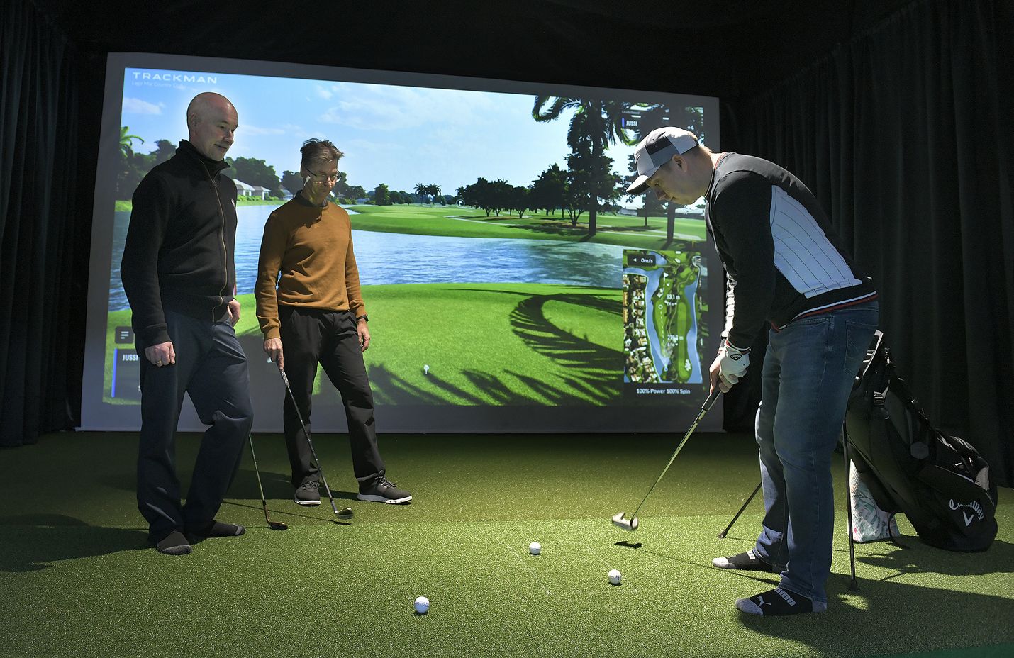 Rauman Golf Studion perustaneet Ari Suonvieri (vas.), Kimmo Koivisto ja Juhani Nyroos treenaamassa studion vasta-avatulla kakkossimulaattorilla. Yrittäjänelikkoon kuuluu myös Samu Isosalo.