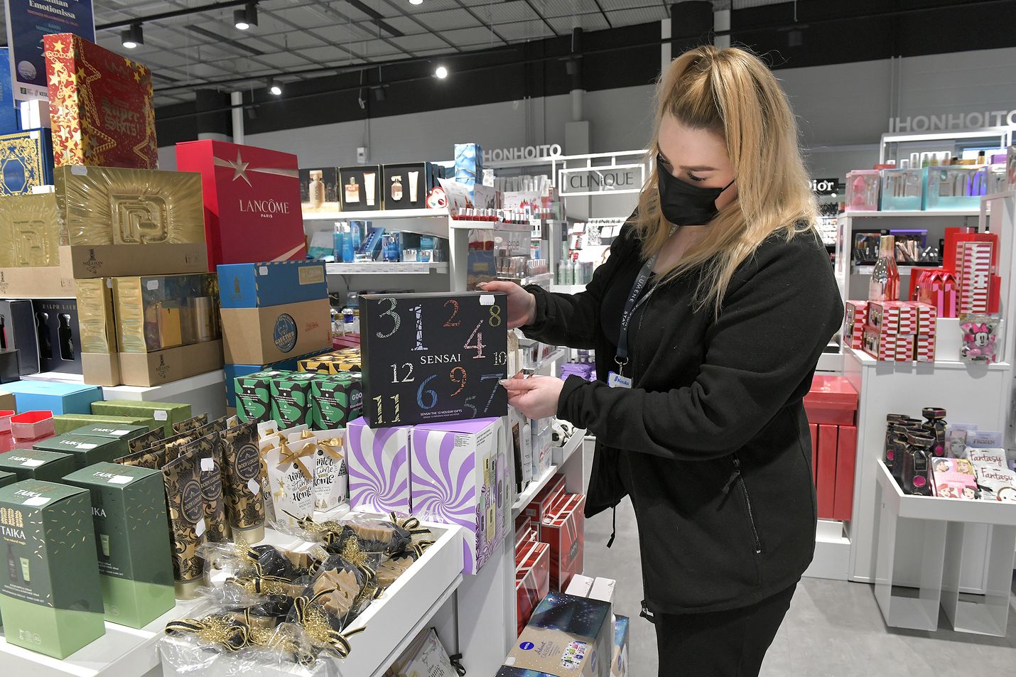 Emotionin palveluvastaava Tessa Vehanen kertoo, että Lancomen meikkikalenteri on ollut yksi tämän joulun kysytyimmistä. Kolminumeroinen hintalappu on selvä merkki siitä, että kalenteri on suunnattu aikusille kuluttajille.