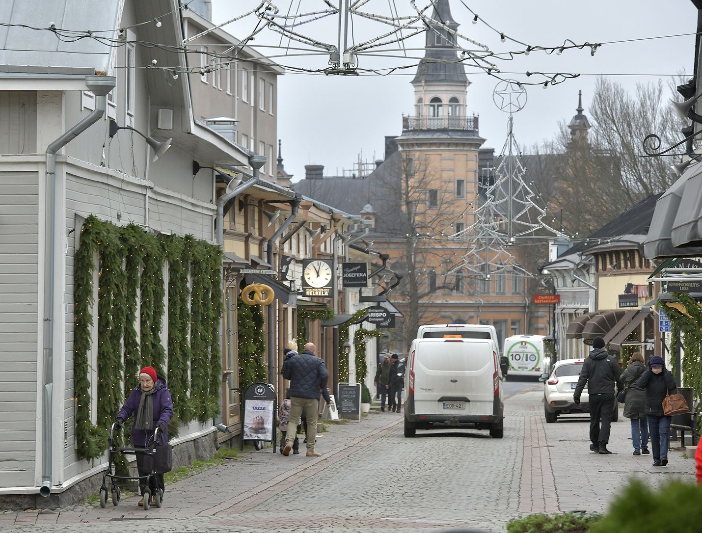 Vanhaan Raumaan on asennettu tänä jouluna aiempaa enemmän havuköynnöksiä joulun tunnelmaa luomaan.