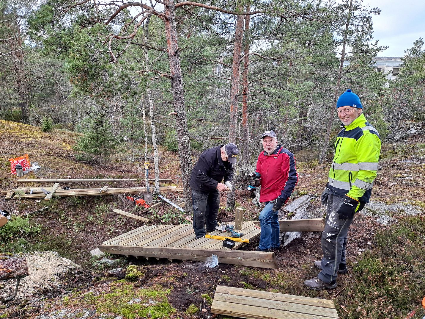Lähiluontopolkua on toteutettu pitkälti talkoovoimin. Harri Laiho (oik.), Osmo Lehtonen ja Teuvo Lehtinen Rauman Ladulta rakentavat portaita hankalakulkuisempaan kohtaan.