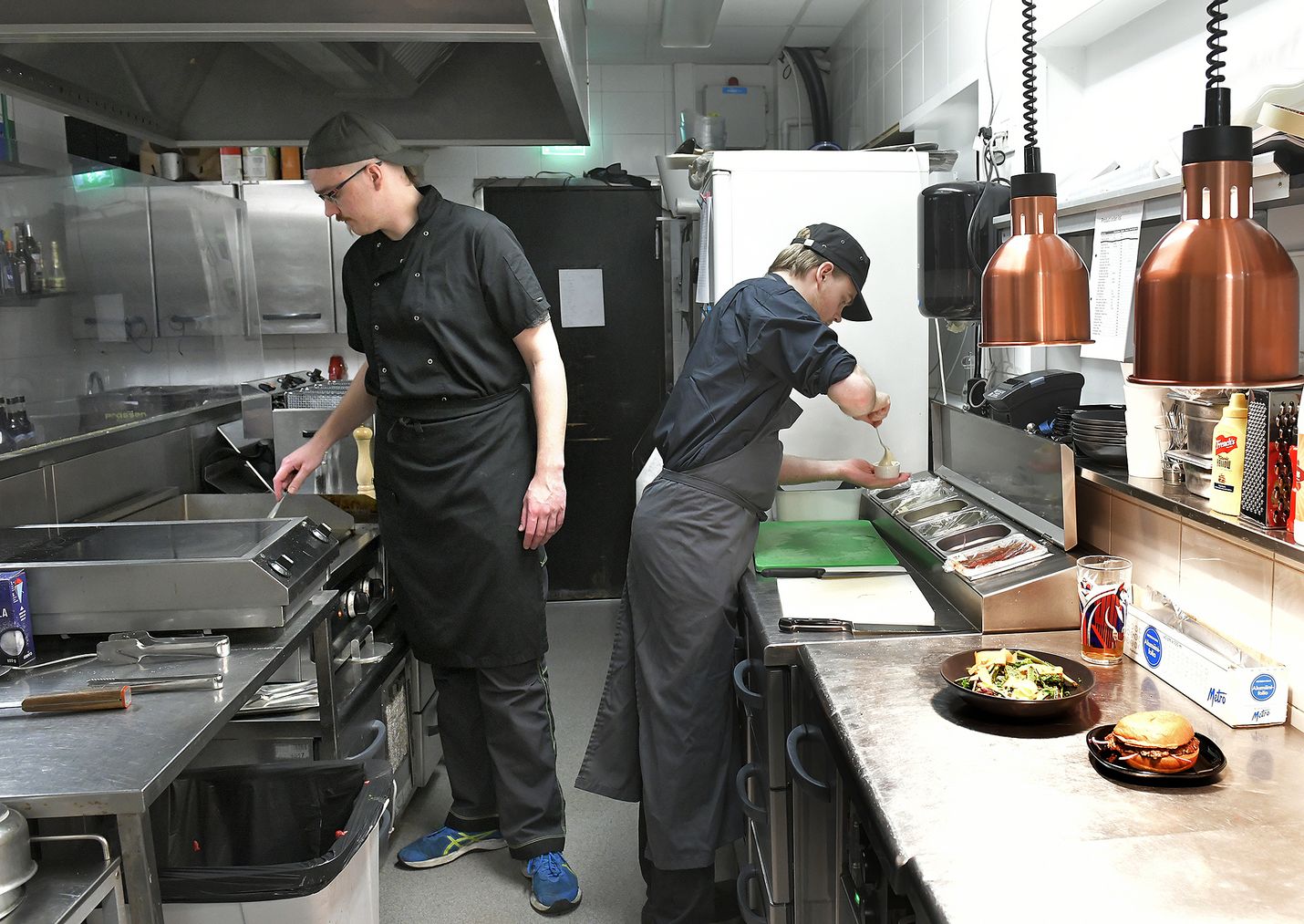 Markus Åkerström ja Jelmer Gouda kokkaavat Hehkussa helpotusta burgerinälkään, mutta uudella menulla on tarjolla myös kevyempiä vaihtoehtoja.