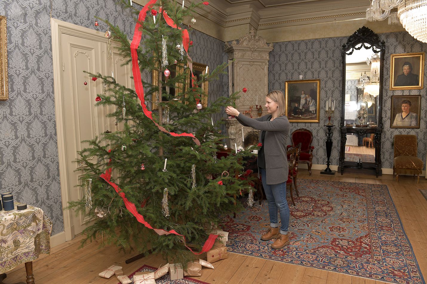Wahlbergin museotalo on jälleen saanut jouluasunsa. Amanuenssi Jonna Junkkila on porvariskodin jouluvalmisteluja tehdessään ryhtynyt myös leipomispuuhiin.