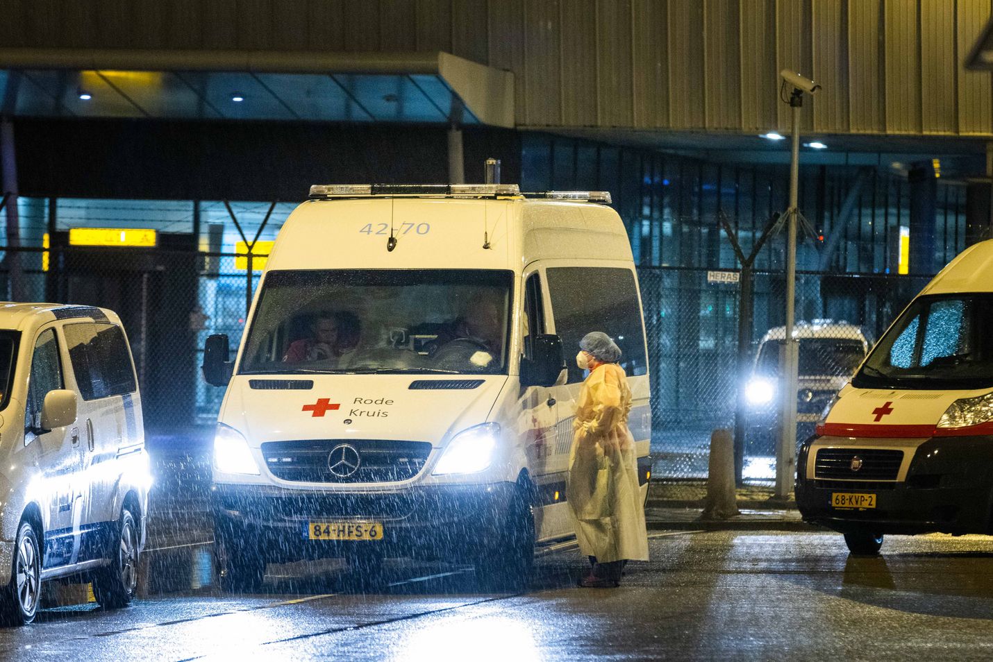 Punaisen Ristin työntekijät ohjasivat Etelä-Afrikasta tulleita matkustajia karanteeniin Amsterdamin lentokentällä viime perjantaina. Schipholin kenttä on yksi vilkkaimmista vaihtokentistä Euroopassa.