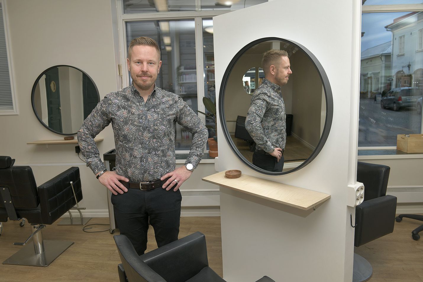 Tino Soininen on uransa aikansa saanut lukuisia suomenmestaruuksia. Nyt hiustaiteilija valloittaa maailmaa juhlakampauksiin keskittyvillä Instagram-videoillaan.