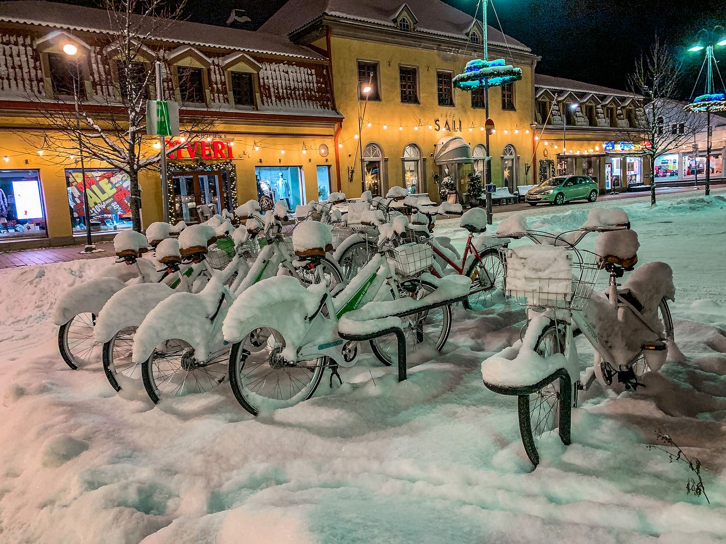 Eniten kaupunkipyöriä löytyy torin pyöräparkista. Kesällä suosituimmat kaupunkipyörillä kuljetut matkat kulkivatkin juuri torin ja merenrannan välimaastossa.