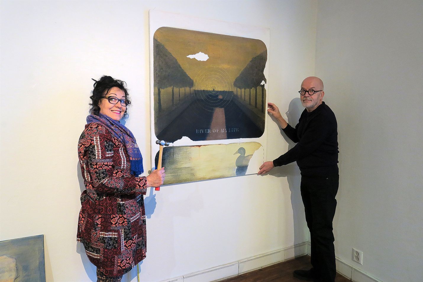 Riitta Lehto-Toivanen ja Risto Keinonen jakavat saman galleriatilan Poriginalissa. Taiteilijat olivat mukana valitsemassa gallerian vuoden näyttelyt. Vuosi kuitenkin avataan juryn omalla näyttelyllä. Kuvan teos on Keinosen River of my life, näkymä Rauman kanalista.