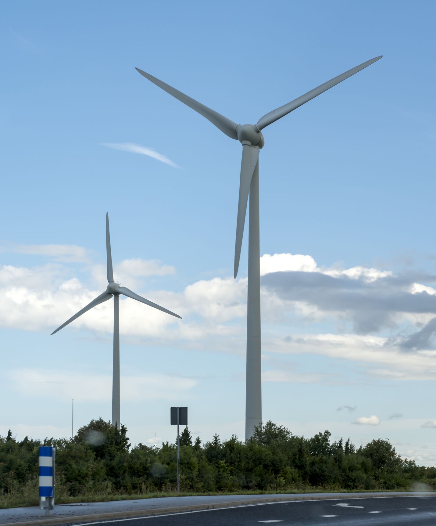 Kirjoittajan mukaan nykyiset kolmilapaiset tuulimyllyt antavat tehoa vain nimeksi.