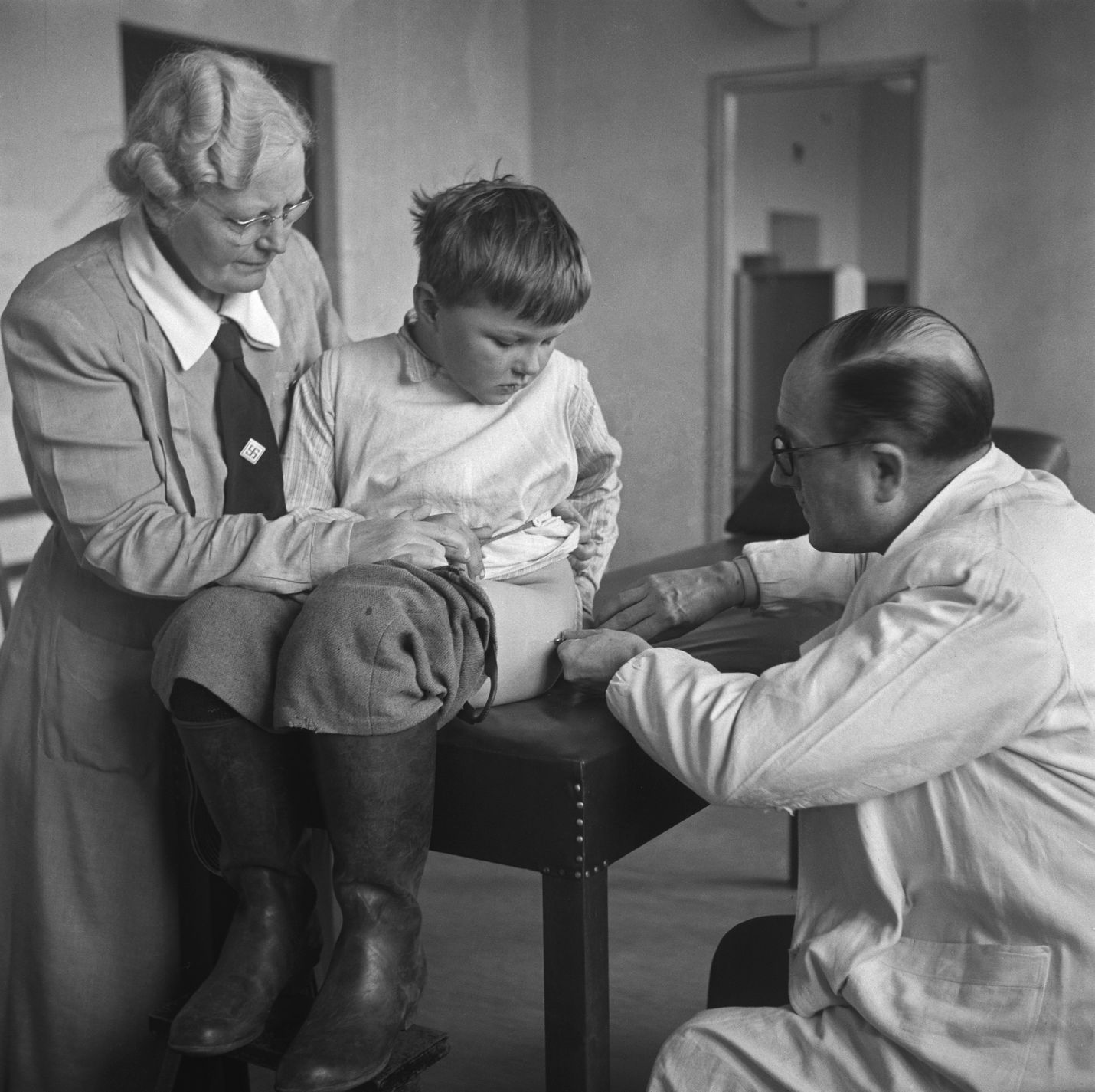 Suomessa ensimmäiset isorokkorokotukset otettiin käyttöön jo 1802. Rokotukset tuberkuloosia vastaan alkoivat 1941 ja kurkkumätää vastaan 1943. Kuvassa lapsi saa rokotuksen terveystarkastuksessa Aleksis Kiven koulussa Helsingissä 1949.