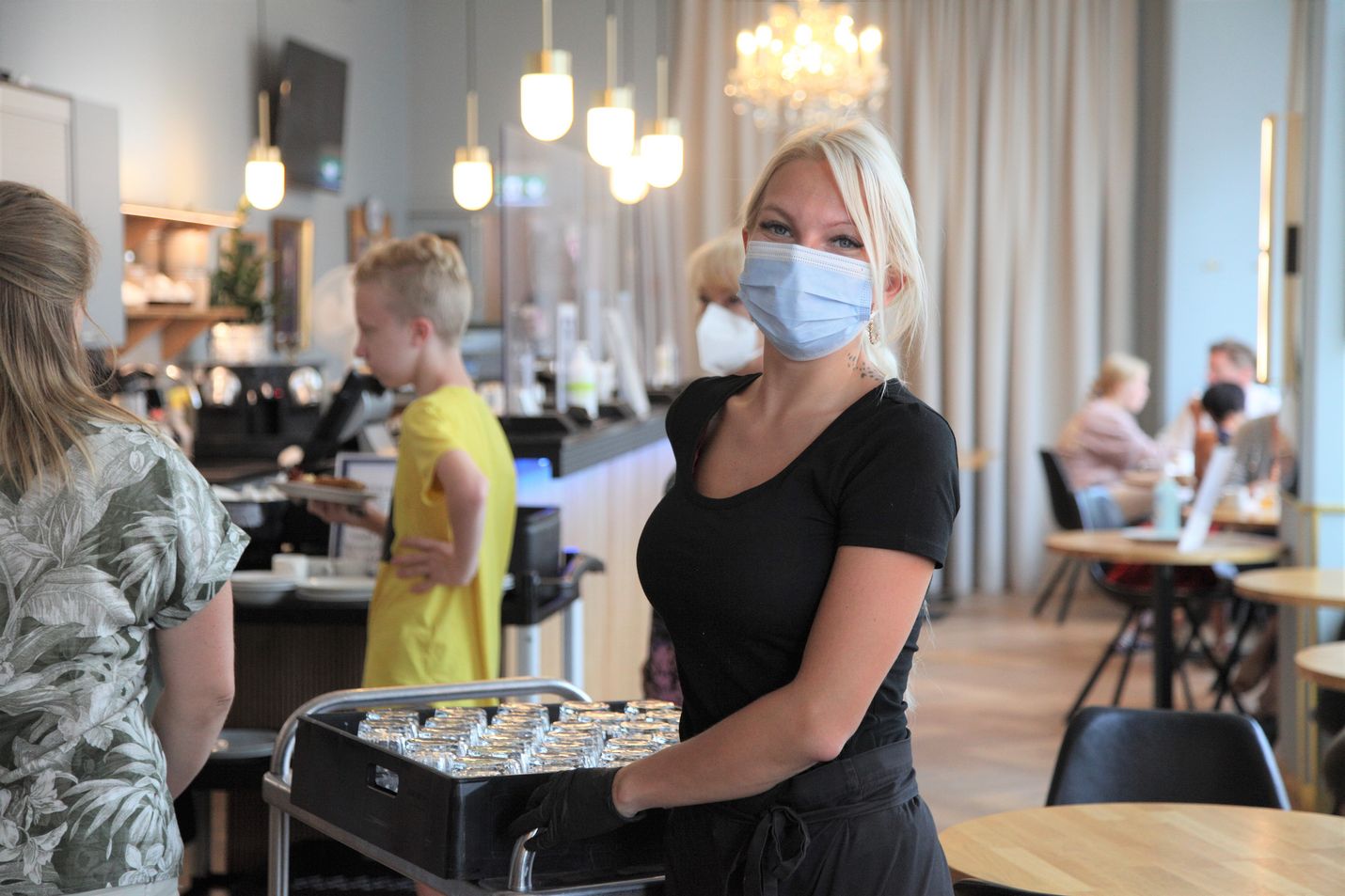 Hotelli- ja ravintola-ala on kärsinyt koronasta ankarasti, mutta konkursseja on nähty alalla toistaiseksi pelättyä vähemmän. Tarjoilija Nea Palonen oli ollut heinäkuuhun mennessä neljä kuukautta lomautettuna työstään helsinkiläisessä Hotel Arthurissa.