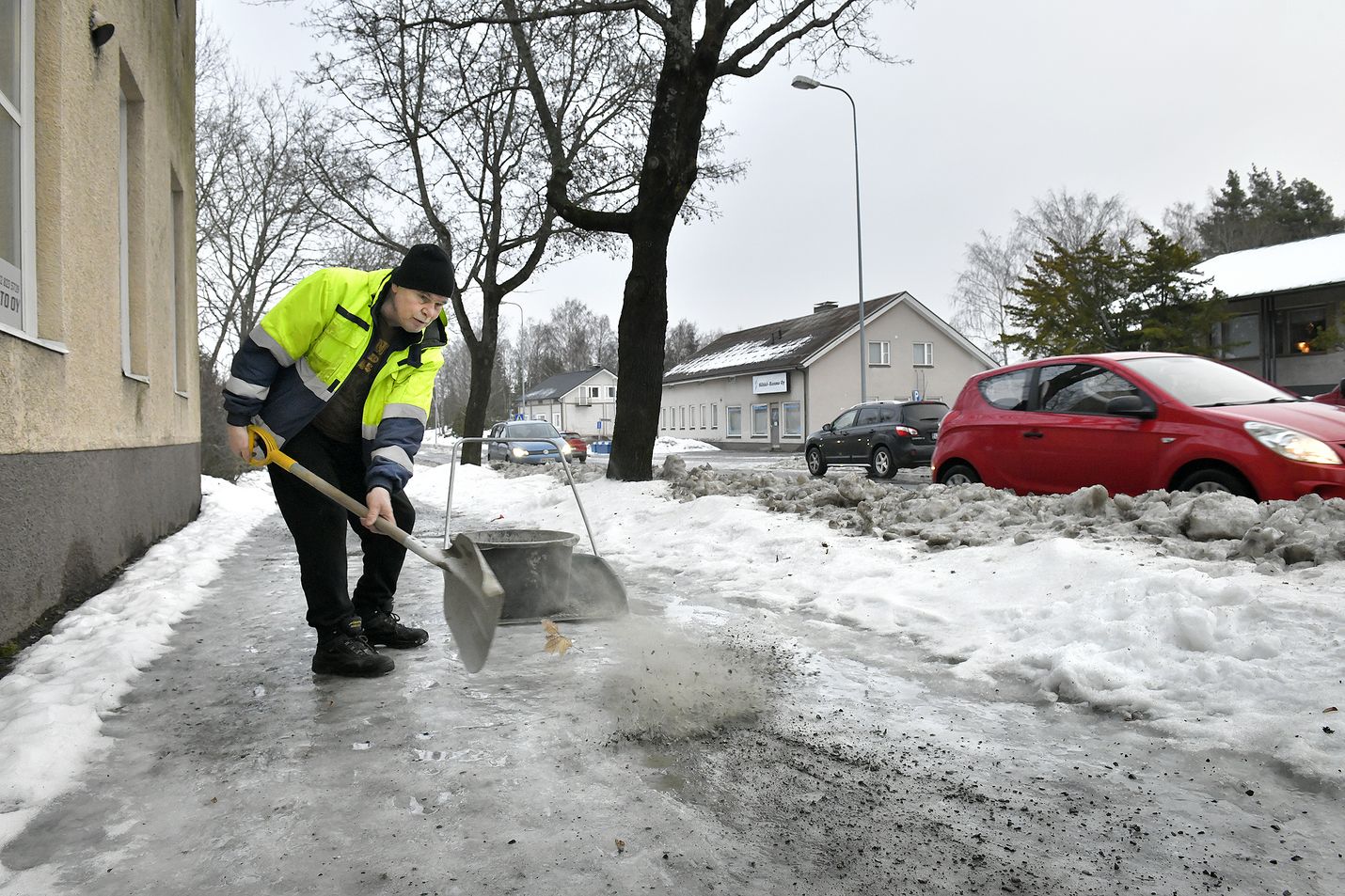 Jalkakäytävien kunnossapito, kuten liukkaudentorjunta on aina kiinteistön omistajan vastuulla. Raimo Ollikainen levitti torstaina aamupäivällä soraa jalkakäytävälle Nummenkadulla.