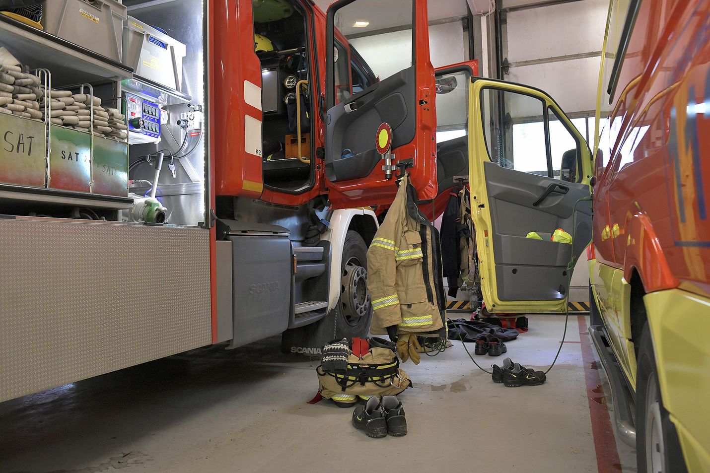 Pelastustoimi uudistuu alueuudistuksen myötä, ja vastuu sen järjestämisestä siirtyy hyvinvointialueelle. Pelastusjohtaja Pekka Tähtinen arvioi, että ainakaan ensivaiheessa käytännön toimintaan ei ole luvassa isoa muutosta, sillä pelastuslaitos toimii Satakunnassa jo nyt maakuntapohjalta. Kuva on Rauman paloasemalta.