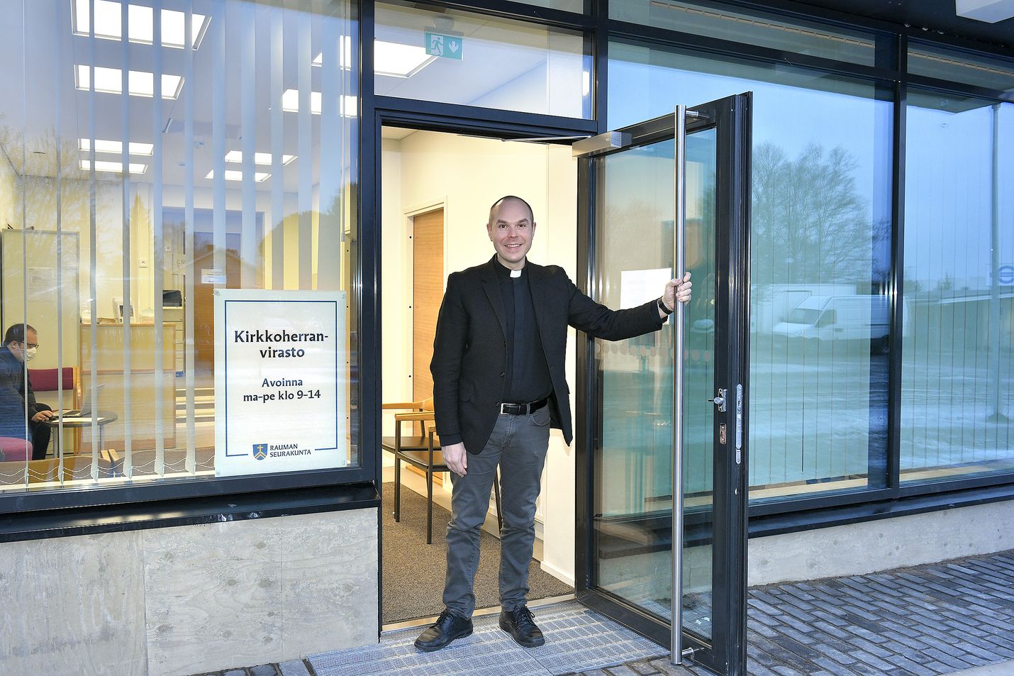 Kirkkoherra Valtteri Virta tervehtii sisääntulijoita kirkkoherranviraston väistötilojen ovella osoitteessa Kirkkokatu 2 C. Viraston ja Virran toimiston lisäksi katutasosta löytyy pieni keskusteluhuone ja helmikuussa vanhaan paikkaansa muuttava Fransiscus-talo.