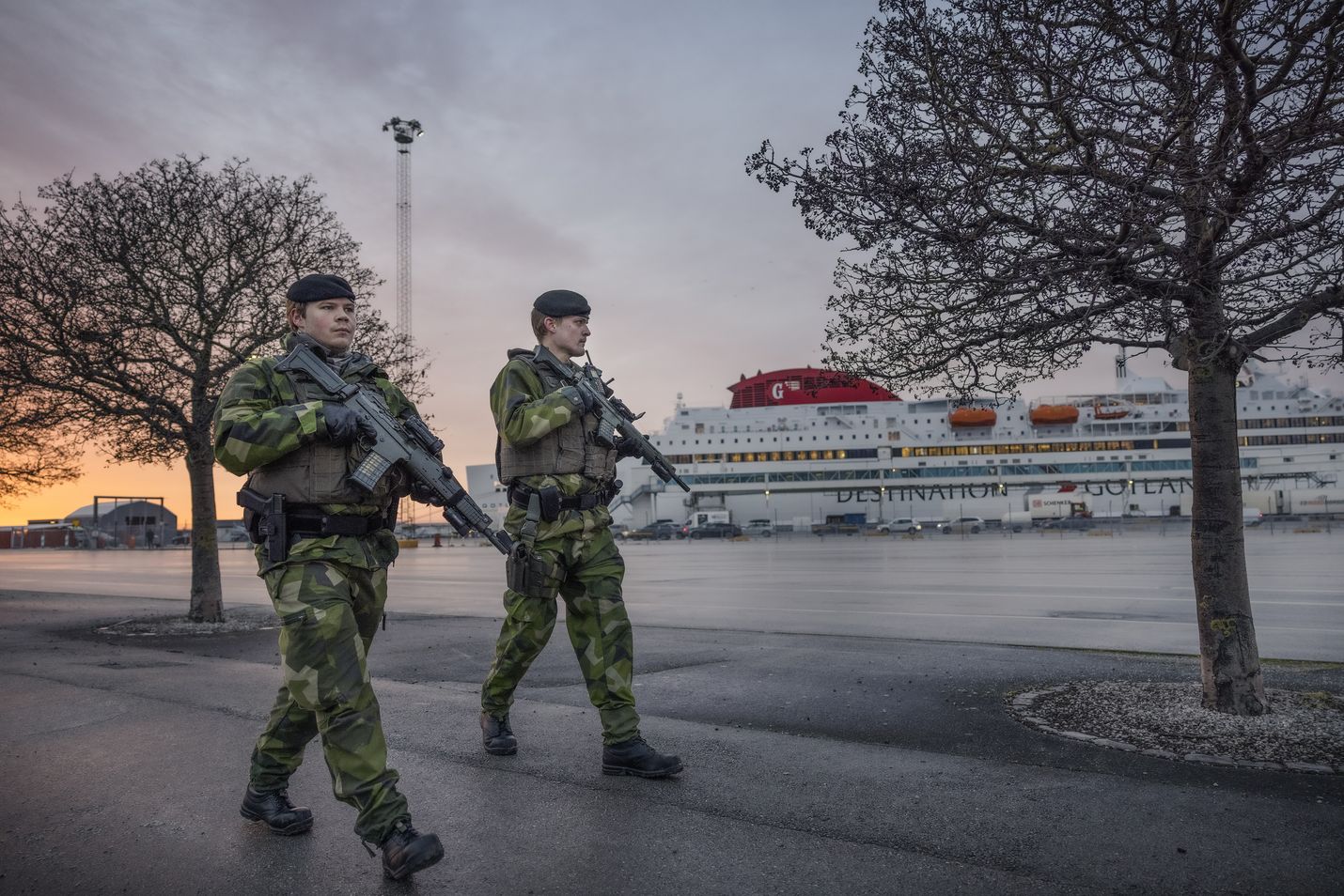 Ruotsalaiset sotilaat partioivat Visbyn satamassa, Gotlannissa. Jopa 100 000 venäläissotilaan keskittäminen Ukrainan rajalle sai tällä viikolla Ruotsin lisäämään sotilaallista toimintaansa Itämerellä.