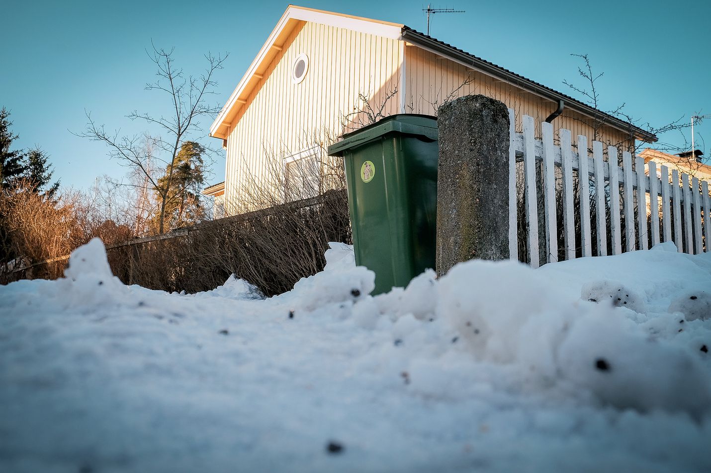 Kuluvan talven sahaavat lämpötilat ja lumisateet ovat luoneet haastavat toimintaolosuhtet myös Rauman seudun jätehuoltolaitoksen työntekijöille. Oman roskiksen ympäristö kannattaa pitää kolattuna ja hiekoitettuna.
