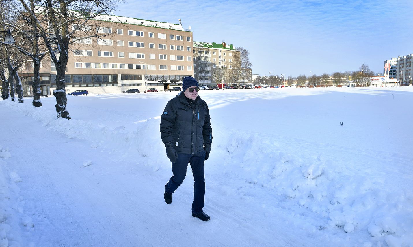 Rauman keskustassa tyhjänä ammottaa puretun Tarvontorin tontti, jolle tuleva kauppakeskus aiotaan rakentaa. Projektia vetävän yhtiön mukaan parhaassa tapauksessa töihin voitaisiin päästä loppusyksystä. Tontin ohi kävellyt Ilkka Kontto toivoo, että rakennusprojekti saataisiin alkuun. Samalla hän ymmärtää, että talous ratkaisee.
