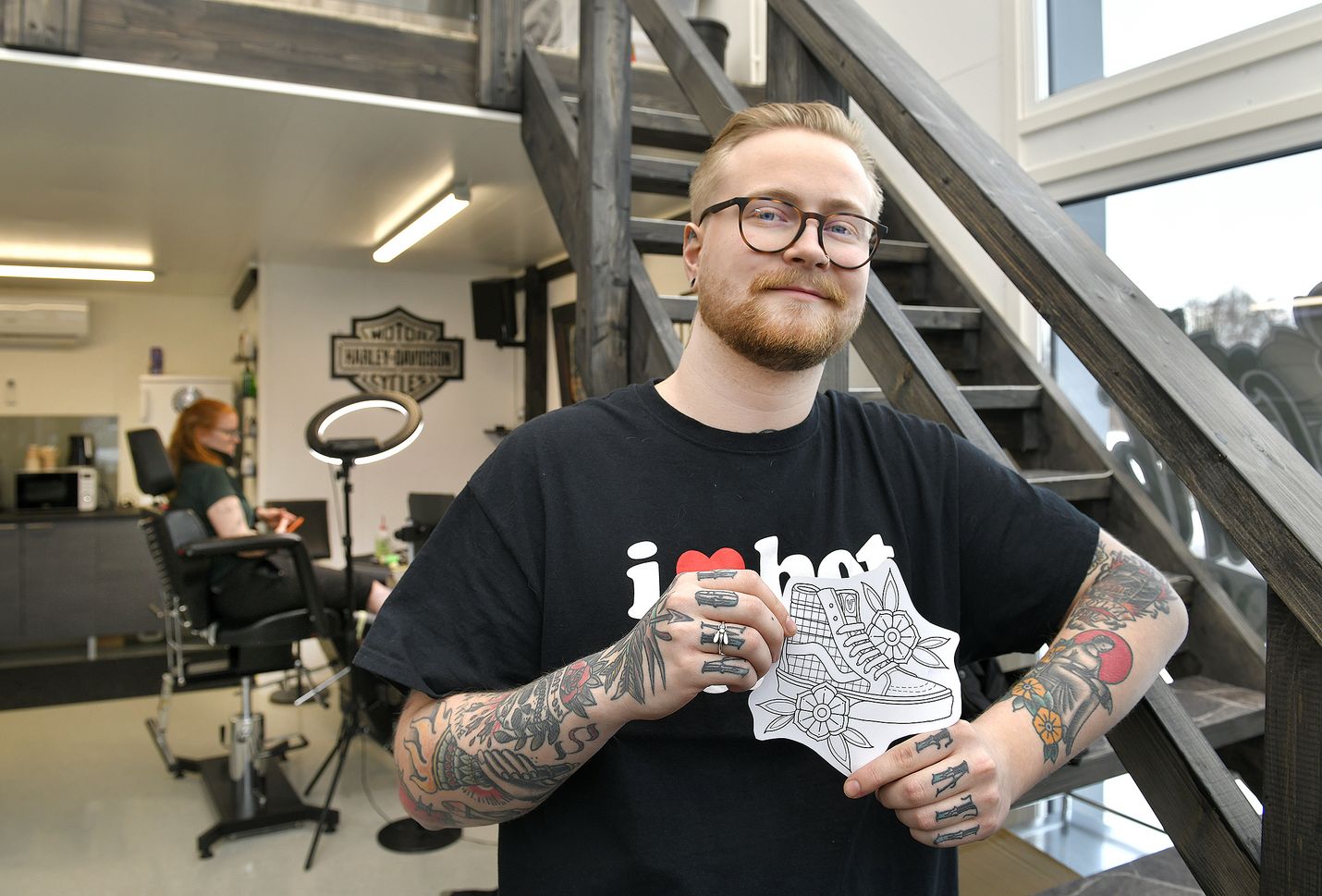 Riverbank Tattoossa vuokratuoliyrittäjänä työskentelevä Joni Nieminen piirtää tatuointikuvat asiakkaan toivomuksesta.