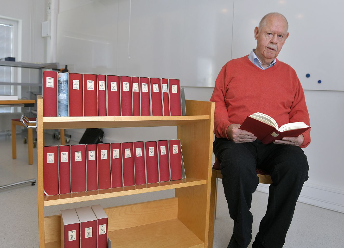 Herbert Albrecht toi Rauman kirjastoon saksankielisistä kirjallisuutta. Albrecht asuu osan vuodesta Raumalla.  Tällä viikolla on aika jättää Rauma taakse ja suunnata takaisin kotikaupunkiin Waldshut-Tiengeniin.