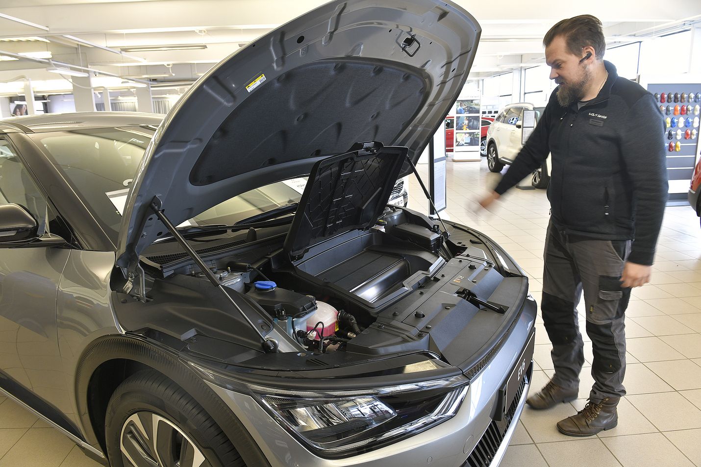 Käyttöauton huoltopäällikkö Juha-Matti Kangas kertoo, että merkkihuoltamoilla ollaan autokannan sähköistyessä ”uuden edessä”,    sillä täyssähköautoista ei ole kenelläkään pitkää kokemusta.