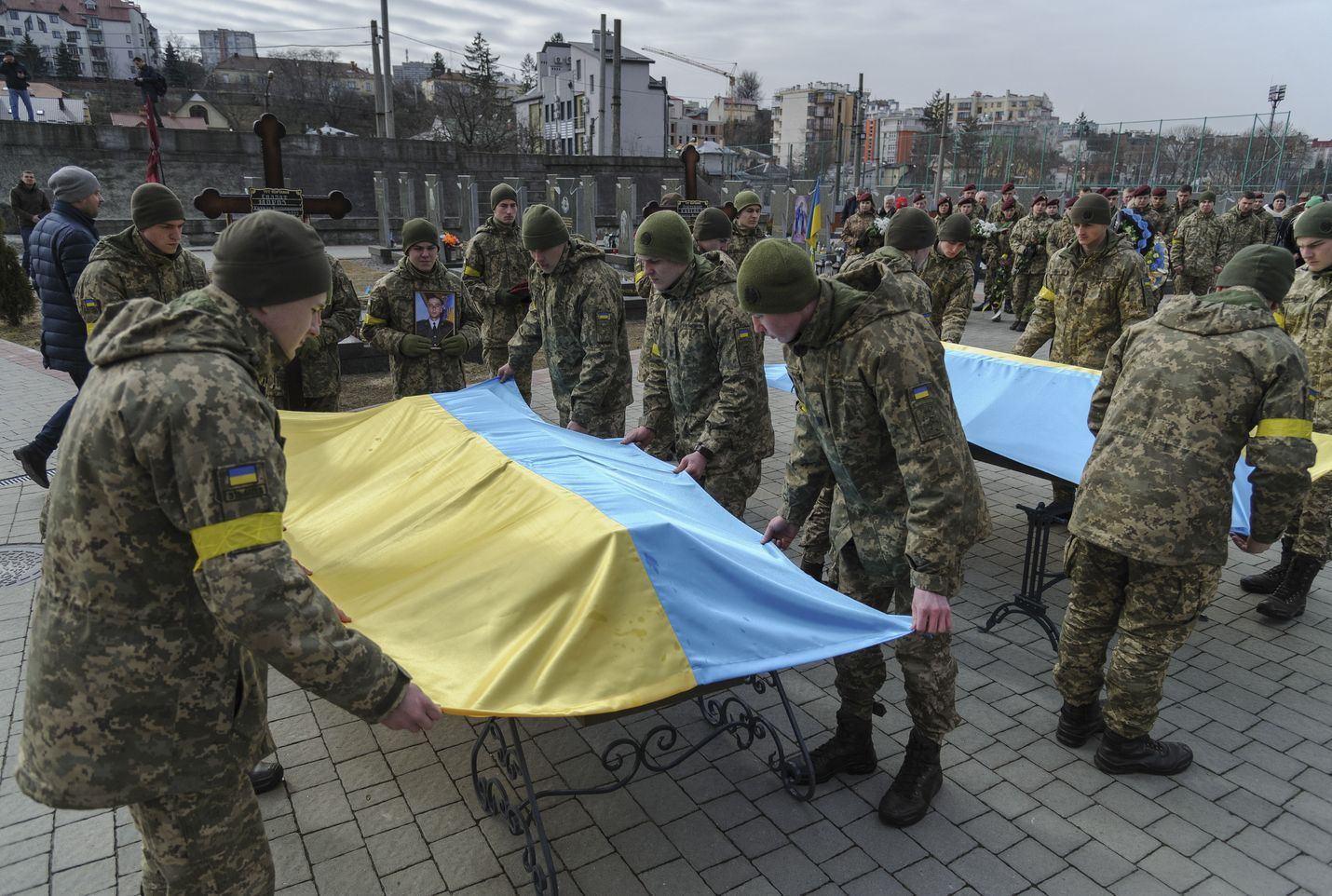 Ukrainan sotilaat ja perheenjäsenet osallistuivat kolmen kaatuneen hautajaisiin Länsi-Ukrainan Lvivissä 9. marraskuuta. Muistotilaisuudessa kunnioitettiin kolmea Hersonin kaupungin lähellä taisteluissa surmansa saanutta Ukrainan sotilasta Dmytro Kotenkoa, Kyrylo Morozia and Vasyl Vyshyvanyi'a.