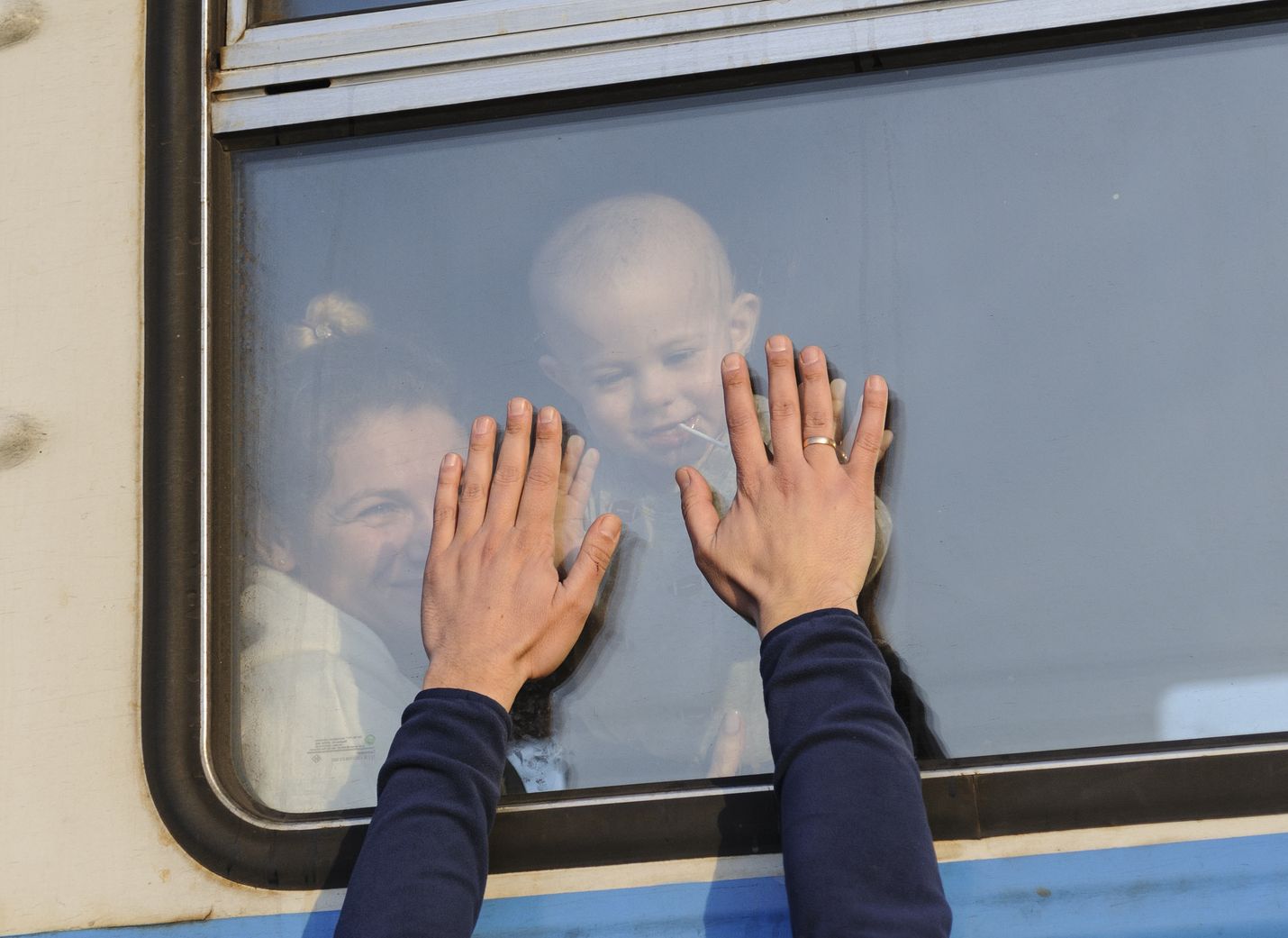 Puhe humanitaarisista käytävistä on lähinnä irvokasta Venäjän hyökkäyssodan tuhotessa itäistä ja eteläistä Ukrainaa. Länsi-Ukrainan Lvivissä sotapakolaiset jättävät jäähyväisiä junan ikkunan läpi matkalla kohti Puolaa 15. maaliskuuta 2022.