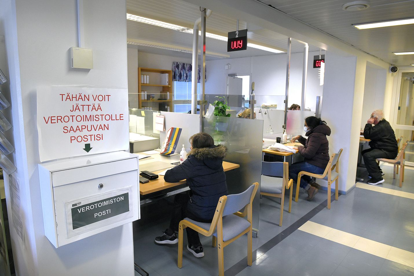 Rauman verotoimisto on tähän asti palvellut ilman ajanvarausta maanantaisin ja tiistaisin 9-12. Huhtikuun alusta lähtien näistäkin aukioloista luovutaan, ja verotoimisto palvelee vain ajanvarauksella. Asiakkaita oli paikalla myös tiistaiaamupäivällä.