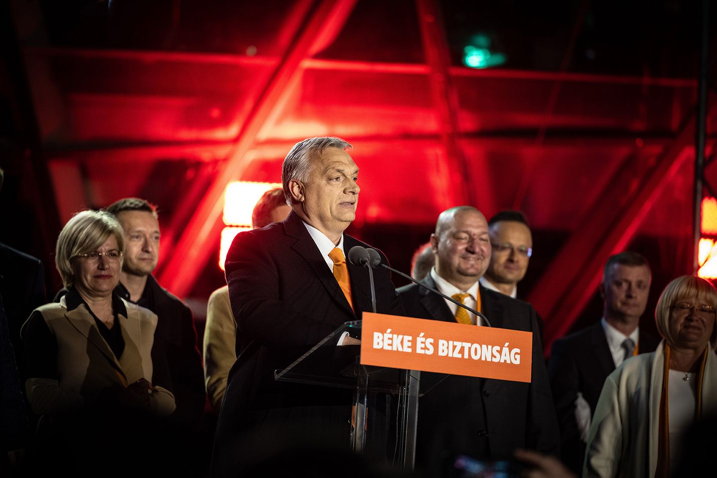 Unkarin pääministeri Viktor Orbán ajaa kirjoittajan mielestä kaksilla rattailla: toisaalta EU:n ja Naton, toisaalta Putinin.