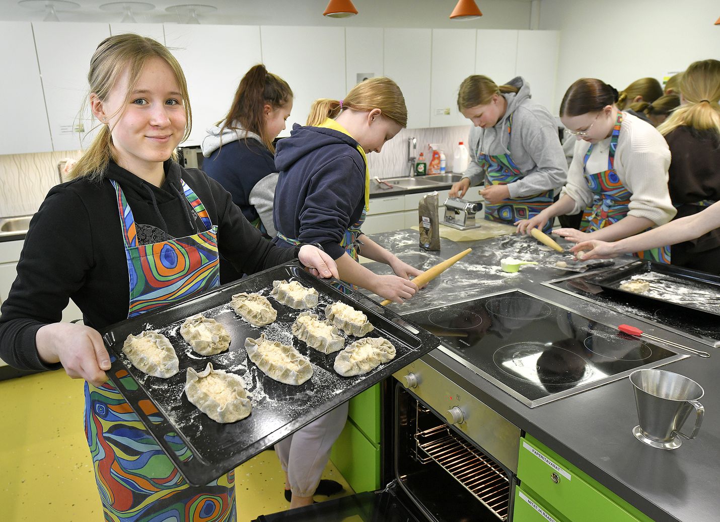 Turun ja Rauman Normaalikoulut kilpailivat paremmuudesta karjalanpiirakoiden teossa. Emma Tuomaala oli yksi Rauman norssin kisaajista.