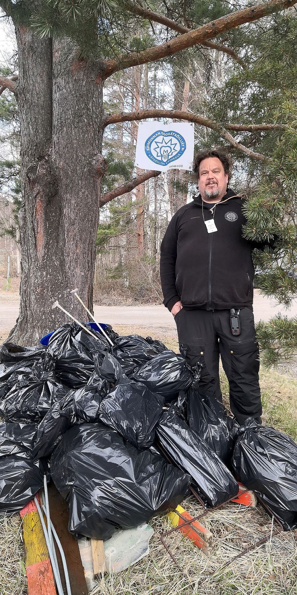 Yhdistyksen puheenjohtaja Petteri ”Copohontas” Koponen ja kymmenittäin jätesäkkejä, jotka täyttyivät Lähdepellon alueelta kerätyistä roskista. 