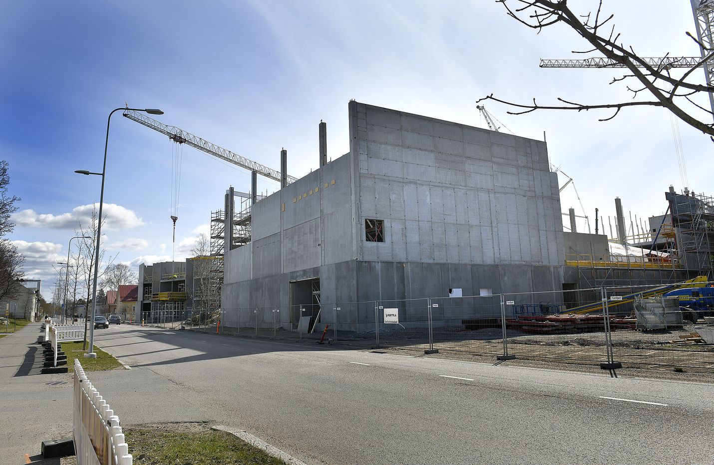 Kampustyömaahan liittyvät vesihuolto- ja katutyöt katkaisevat torstaina Aittakarinkadun autoliikenteen kuukausiksi. Tältä työmaa näytti huhtikuun lopulla.