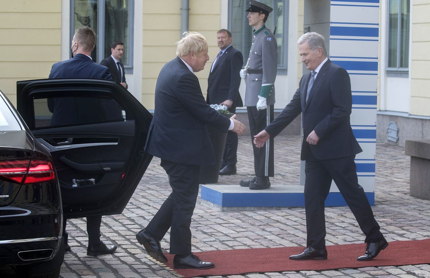 Britannian pääministeri Boris Johnson kävi tuomassa tasavallan presidentti Sauli Niinistölle mieluisia uutisia Britannian turvallisuustakeista, mikäli Suomea uhkaisi vaara.