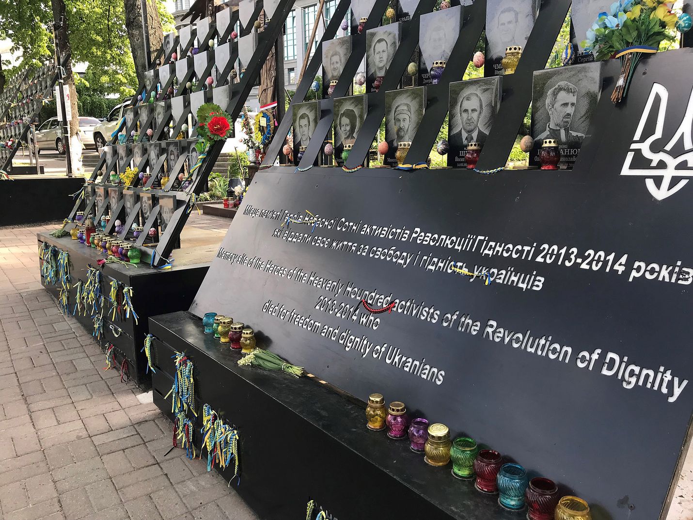 Kiovan keskustassa Maidan nezalezhnostilla eli Itsenäisyydenaukiolla muistetaan aiempien taisteluiden sankareita. Vuosien 2013 ja 2014 demokratiaprotestien päätteeksi vallanpitäjien luoteihin menehtyneitä aktivisteja eli taivaallisen sadan joukon jäseniä muistetaan nimeltä kasvokuvin. Kuva on toukokuulta 2018.