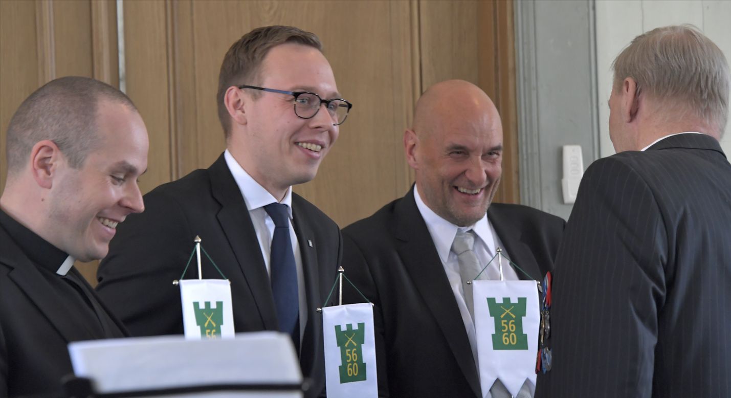 Rauman kirkkoherra Valtteri Virta, raumalaiskansanedustaja Matias Marttinen ja Rauman kaupunginjohtaja Esko Poikela myhäilivät saatuaan JR 56 ja JR 60 Kilta ry:n standaarit.