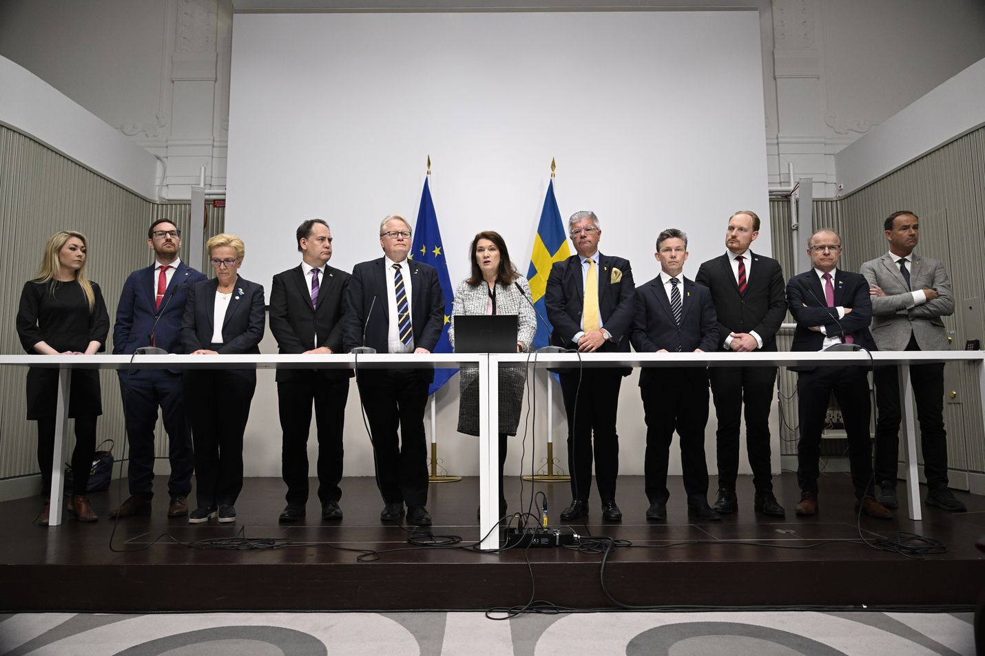 Kahdeksan ruotsalaista valtiopäiväpuoluetta esitteli turvallisuutta ja Natoa käsittelevän selonteon Tukholmassa perjantaina.