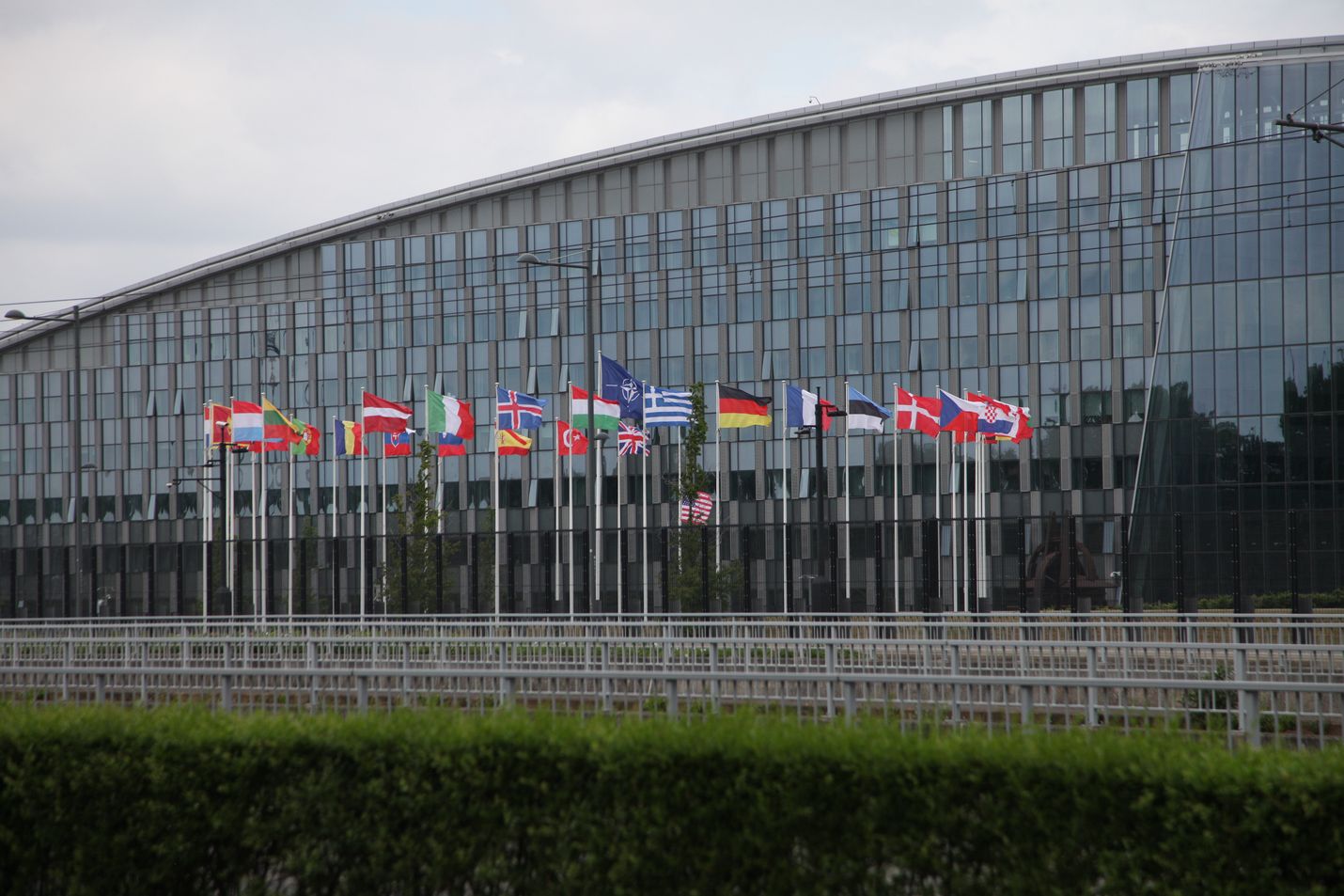 Joidenkin kuukausien päästä Naton päämajan edessä liehuvat todennäköisesti myös Suomen ja Ruotsin liput. Maanantaina Belgian pääkaupungissa katseet olivat kiinnittyneet Pohjolan maiden päätöksentekoon asiasta.
