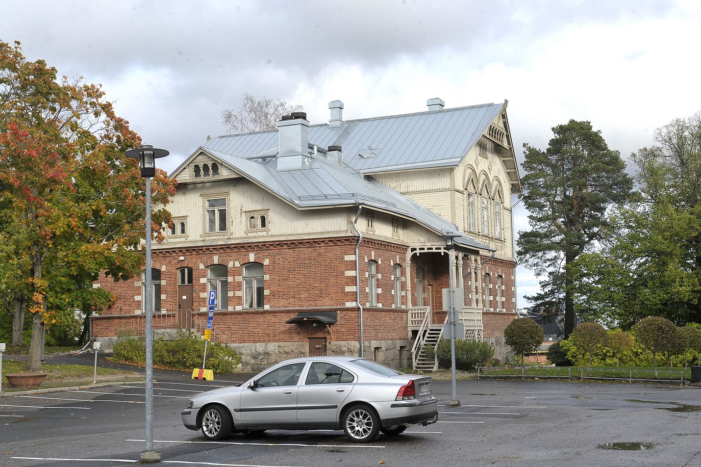 Vanhana johtajan asuntona tunnettu Seminaarinmäen hallintorakennus vuodelta 1898 on mahdollista jatkossa ottaa asuinkäyttöön. Kaupunki on ostamassa tätä ja kahta muuta rakennusta Seminaarinmäeltä.
