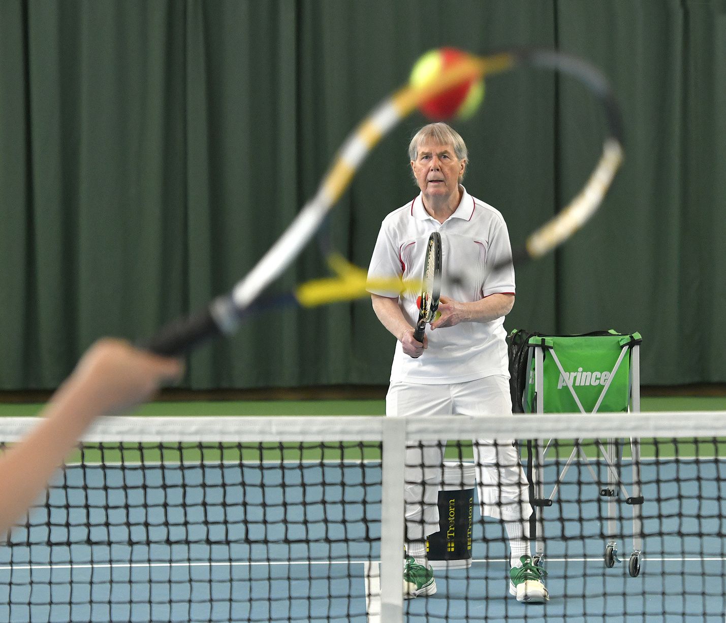 Markus Kuusela kuvaa tennistä ”nopeaksi shakiksi”, joka vaatii tekniikan osaamisen lisäksi nopeaa aivotyötä.  – Tennis on myös   siitä niin upea laji, ettei sitä opi koskaan täydellisesti, ja se tekee nöyräksi, tennisveteraani summaa. 
